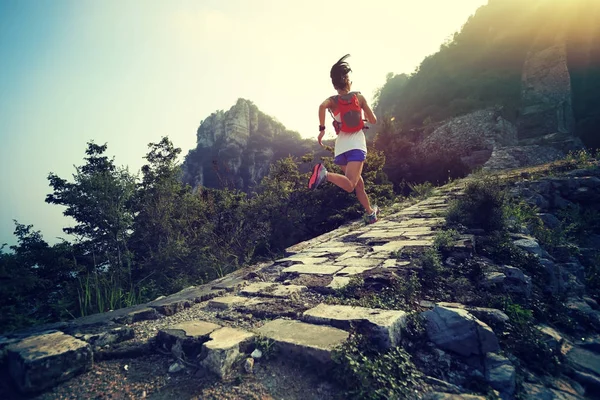 Young woman running at great wall — Stock Photo, Image