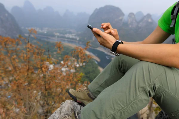 Backpacker tar bilden med smartphone — Stockfoto