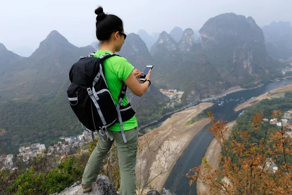 Backpacker prendre des photos avec smartphone — Photo