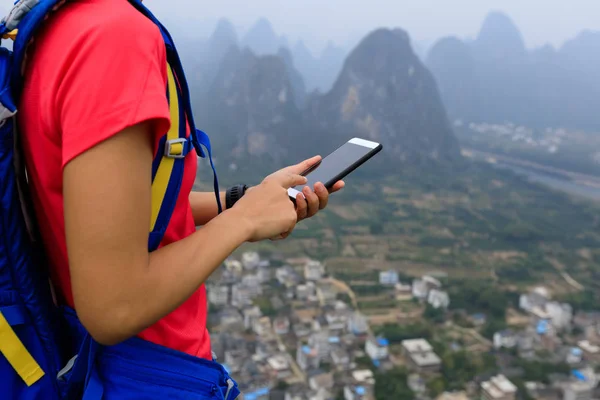 Backpacker taking picture with smartphone — Stock Photo, Image