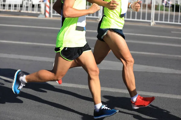 Marathon löpare på väg — Stockfoto