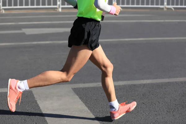 Marathon runner on city road — Stock Photo, Image