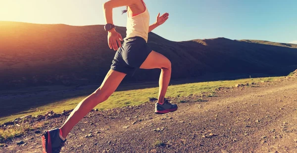 Mujer joven corriendo por el sendero —  Fotos de Stock