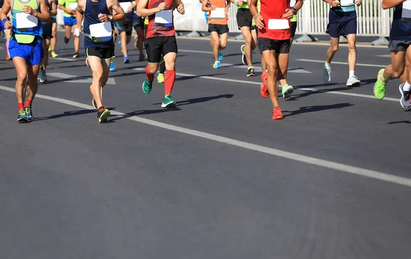 Maratona corredores na estrada — Fotografia de Stock