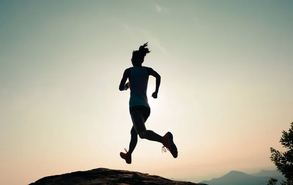 Mujer corriendo en la montaña — Foto de Stock