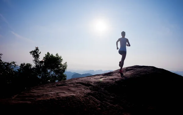 Жінка біжить на горі — стокове фото