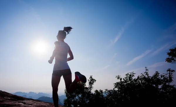 山の上を走っている女性 — ストック写真