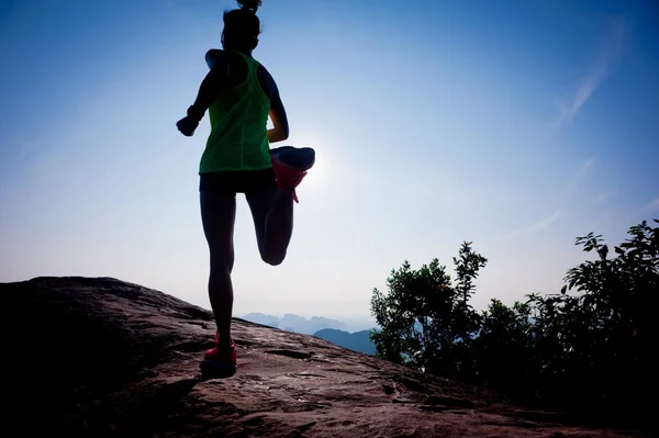 Frau läuft auf Berg — Stockfoto