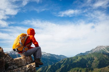 Dağ taş üstüne manzarayı başarılı kadın backpacker