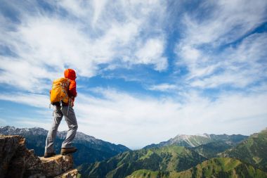 Dağ taş üstüne manzarayı başarılı kadın backpacker
