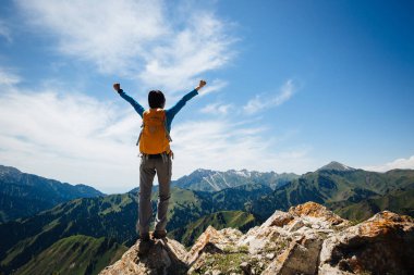 kadın backpacker Kollarını açarak
