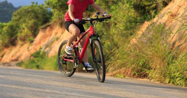 Bisiklet süren genç bir kadın