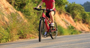 Bisiklet süren genç bir kadın