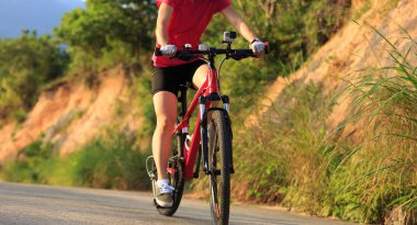 Bisiklet süren genç bir kadın