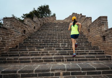 Çin Seddi üzerinde çalışan kadın 