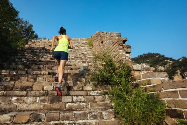 Çin Seddi üzerinde çalışan kadın 