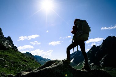 sırt çantası ile kadın silüeti 