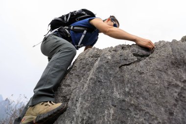   kadın backpacker dağın tepesinde tırmanma 