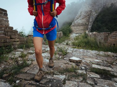 kadın turist büyük duvarda yürüme Resim kırpılmış