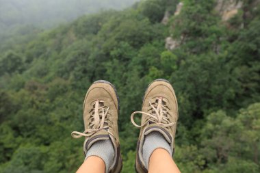 başarılı uzun yürüyüşe çıkan kimse bacaklar üst kısmında büyük bir duvar