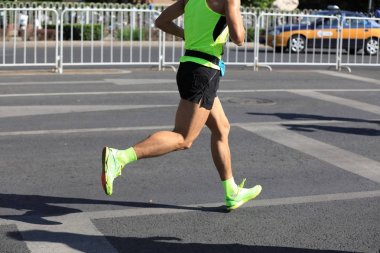 Yolda maraton sportif gencin Resim kırpılmış