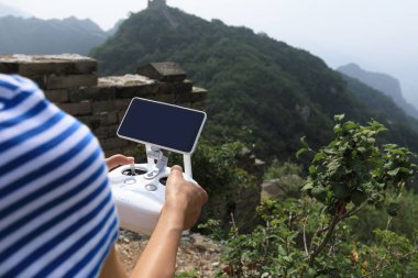 Uzaktan kumanda uçan dronun Çin Seddi hangi alarak fotoğraf tutan genç kadın