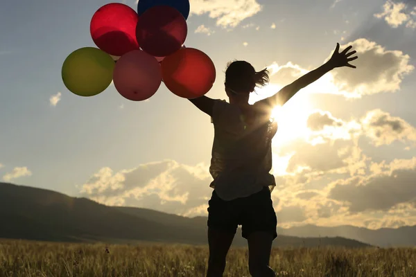 Jublande Ung Kvinna Körs Äng Med Färgglada Ballonger Solnedgången — Stockfoto