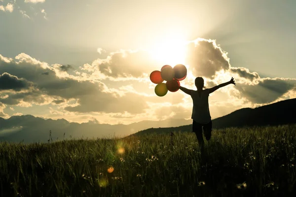 Jublande Ung Kvinna Körs Äng Med Färgglada Ballonger Solnedgången — Stockfoto