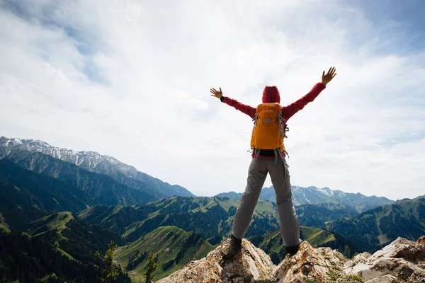 Backpacker mit offenen Armen — Stockfoto