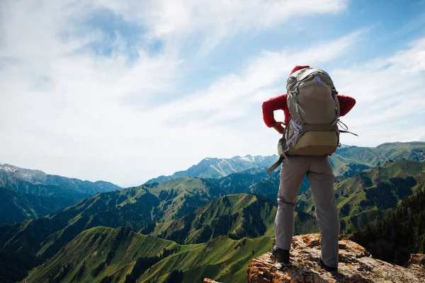 Επιτυχημένη Γυναίκα Backpacker Απολαμβάνοντας Θέα Στην Κορυφή Του Βουνού Ροκ — Φωτογραφία Αρχείου