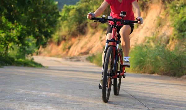 年轻女子自行车山地自行车的小路上 — 图库照片