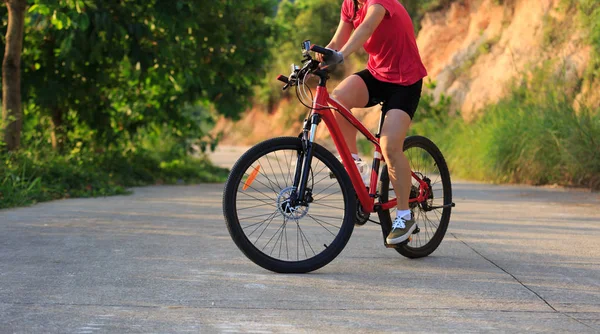 Joven ciclista — Foto de Stock