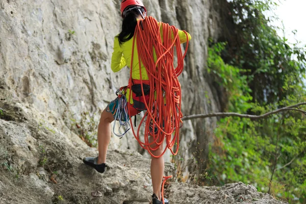 Βράχο ορειβάτης στέκεται με αναρριχητικά εργαλεία — Φωτογραφία Αρχείου