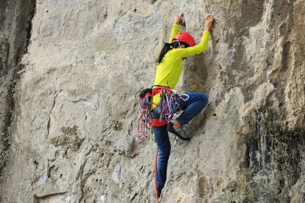 山崖女登山者 — 图库照片