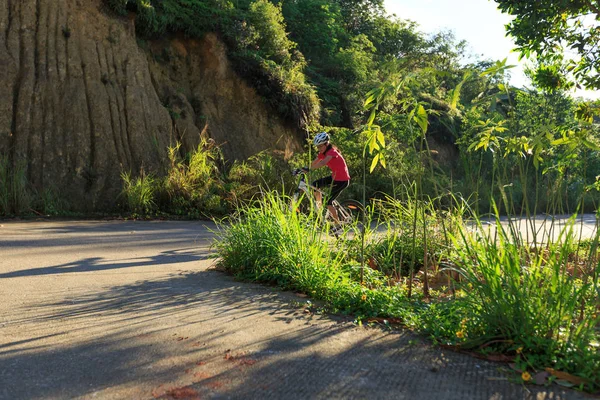 Young woman cycling — Stock Photo, Image