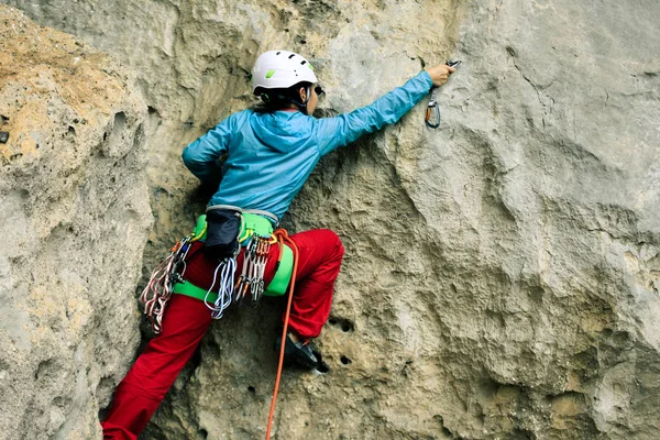 山の崖の女性登山家 — ストック写真