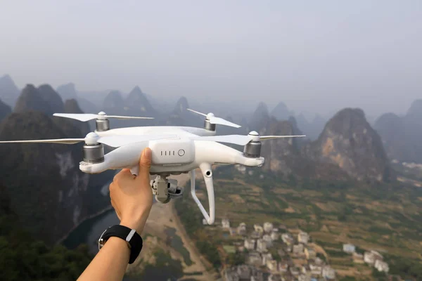 Kezét Tartsa Drone Hegyek Háttérben — Stock Fotó