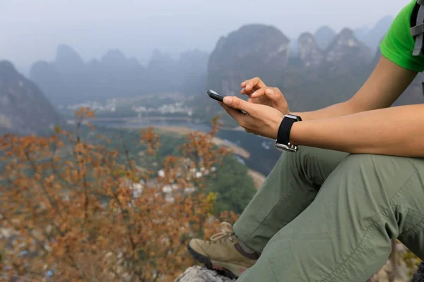 Junge Frau Fotografiert Mit Smartphone Auf Dem Gipfel Des Berges — Stockfoto