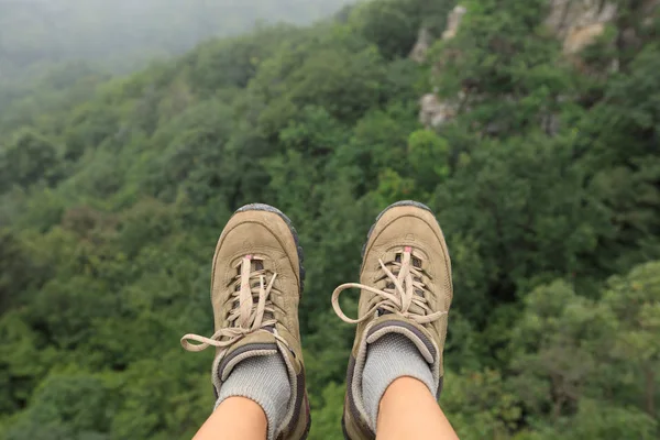 Pernas Caminhante Bem Sucedidas Topo Grande Parede — Fotografia de Stock