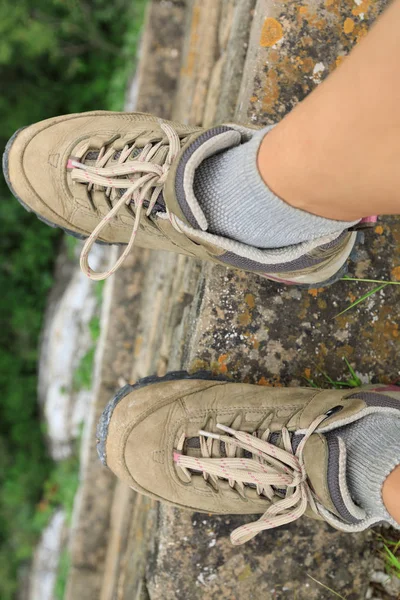 Hiker legs on great wall — Stock Photo, Image