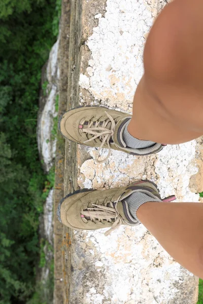 Hiker legs on great wall — Stock Photo, Image