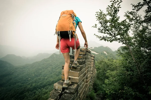 Femme Randonneuse Réussie Grimpant Sur Haut Grand Mur — Photo