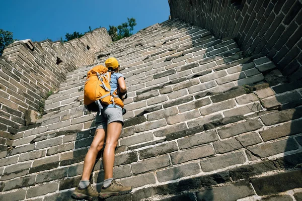 Mulher Turista Olhando Para Cima Caminho Para Escalada Grande Parede — Fotografia de Stock