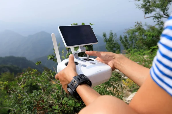 Női Kezek Távirányítóval Drone — Stock Fotó