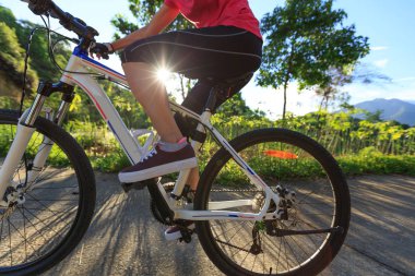 kadın bisikletçi binme dağ bisikleti ülke yolda