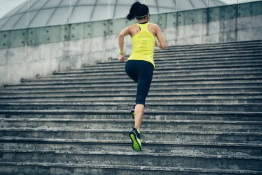 Üst katta çalışan genç fitness sportif kadın