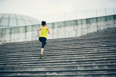Üst katta çalışan genç fitness sportif kadın