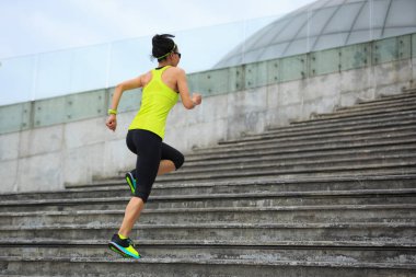 Üst katta çalışan genç fitness sportif kadın