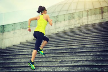 Üst katta çalışan genç fitness sportif kadın