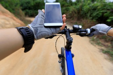 bisikletçi kullanma smartphone navigasyon sırasında dağ bisikleti ülke yolda Bisiklete binme için